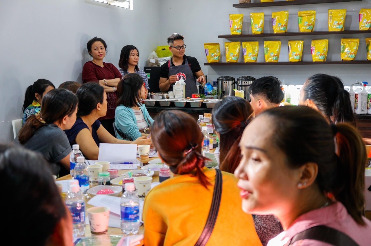Hình ảnh lớp dạy pha chế tại công ty Tân Tiến Lợi